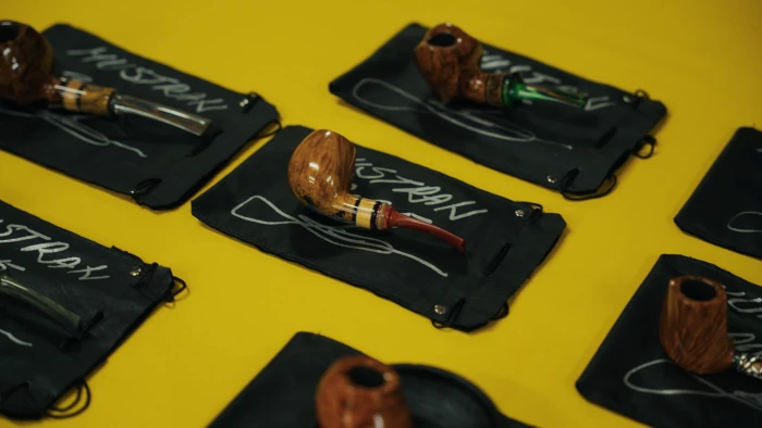 Daniel Mustran pipakészítő mester kiállított munkáinak részlete