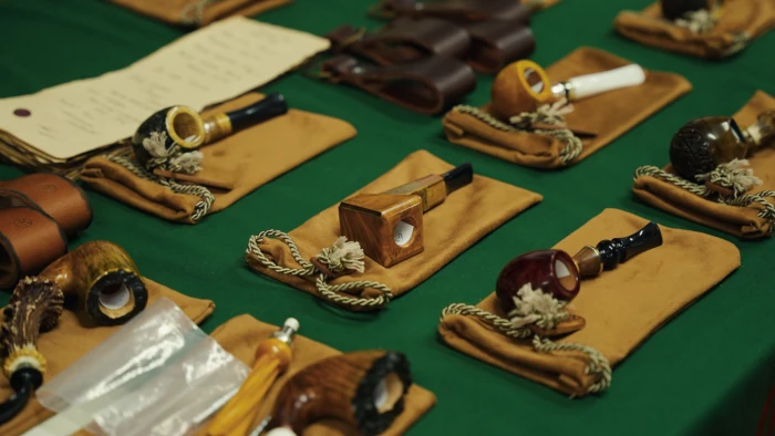 A Robinia Pipes elegáns pipái fa állványokon a kiállítói asztalon